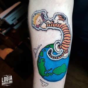 tatuaje_brazo_calvin_hobbes_logia_barcelona_duda_lozano 